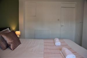 Cottenham - City Centre with Free Private Parking 2 toilets 4 Bedroom Sleeps 8