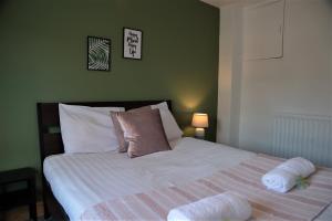 Cottenham - City Centre with Free Private Parking 2 toilets 4 Bedroom Sleeps 8