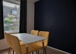 Cottenham - City Centre with Free Private Parking 2 toilets 4 Bedroom Sleeps 8