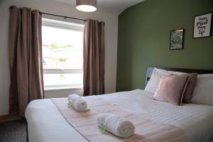 Cottenham - City Centre with Free Private Parking 2 toilets 4 Bedroom Sleeps 8
