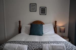 Cottenham - City Centre with Free Private Parking 2 toilets 4 Bedroom Sleeps 8