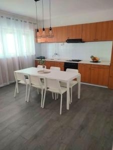 Apartment Dora-100m from the central beach