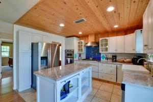 Sunny Lakefront Family Paradise with Deck and 2 Kayaks