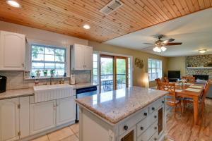 Sunny Lakefront Family Paradise with Deck and 2 Kayaks