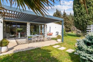 Villas Superb and comfortable villa with pool near Aubagne heart - Welkeys : Villa