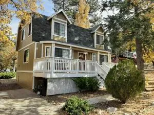 Cabin on the Corner - Moonridge