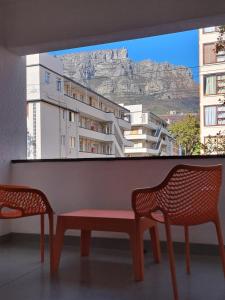 Table Mountain views, modern,lots of natural light, with parking