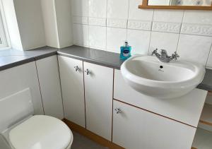 Ashford Holiday Home Sleeps 5 WIFI Parking