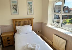 Ashford Holiday Home Sleeps 5 WIFI Parking