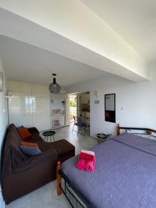 Cozy Coral Bay Studio by the sea