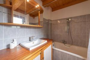 Chalets L’Ecrin Blanc – Cocon familial avec jacuzzi et salle de jeux : photos des chambres