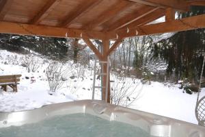 Chalets L’Ecrin Blanc – Cocon familial avec jacuzzi et salle de jeux : photos des chambres