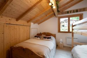 Chalets L’Ecrin Blanc – Cocon familial avec jacuzzi et salle de jeux : photos des chambres