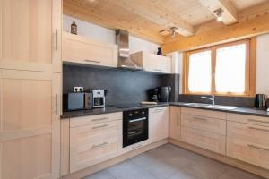 Chalets L’Ecrin Blanc – Cocon familial avec jacuzzi et salle de jeux : photos des chambres