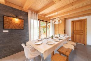 Chalets L’Ecrin Blanc – Cocon familial avec jacuzzi et salle de jeux : photos des chambres