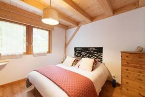 Chalets L’Ecrin Blanc – Cocon familial avec jacuzzi et salle de jeux : photos des chambres