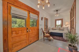 The Stanley Historic Home plus Cabin with Pool, BBQ