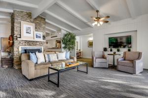 The Shorewood Lakeside Oasis, Pet-Friendly Getaway