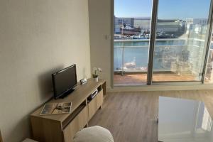 Pretty and bright studio with view on the harbor