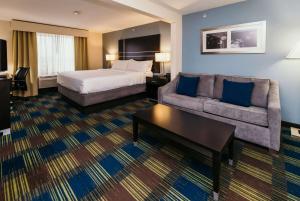 King Suite with Sofa Bed and One King Bed, Mobility Access, Non-Smoking room in Holiday Inn Express Hotel & Suites Ankeny - Des Moines an IHG Hotel