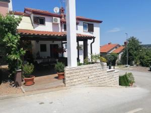 Apartments with a parking space Dajla, Novigrad - 6935 