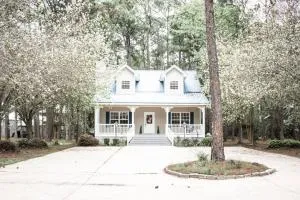 Pet Friendly Cottage Nestled in the Pines with Cozy Fire Pit only Minutes to BEACHES - Trade Winds Trailer Park