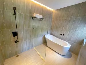 Deluxe Queen Room + Bathtub room in SONGE Wei Boutique Hotel (Previous is FUli Villas)