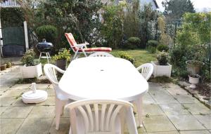 Maisons de vacances 2 Bedroom Amazing Home In Dives-Sur-Mer : photos des chambres