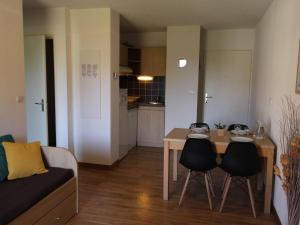 Appartement T2 avec Balcon, Parking et WiFi - Proche Thermes et Centre ville, 4 pers. - FR-1-313-222