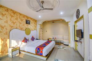 FabHotel Prime Rockstar Suites - Nr Park Circus 7 Point