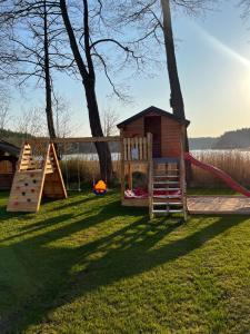 Domki nad jeziorem Kazub