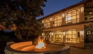 StayVista's Casa Blanca - Modern elegance with a pool, spacious lawn & diverse activities - 卡尔贾特