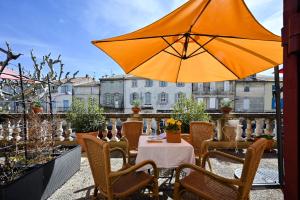 Hotels Hotel Des Artistes : Chambre Triple Privilège avec Terrasse