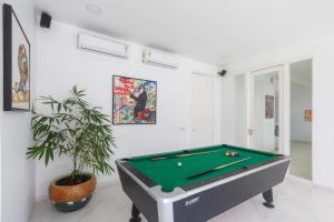 Villa Capri by StayVista - Featuring a swimming pool, mountain view and snooker table
