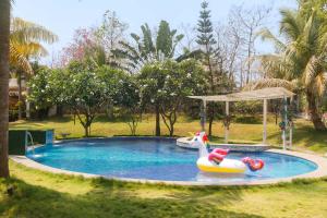 Villa Capri by StayVista - Featuring a swimming pool, mountain view and snooker table
