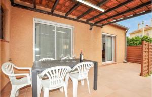 Maisons de vacances Amazing home in Elne with WiFi and 3 Bedrooms : photos des chambres