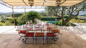 Villas Superbe Villa climatisee, piscine, vue colline : photos des chambres