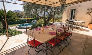 Villas Superbe Villa climatisee, piscine, vue colline : photos des chambres