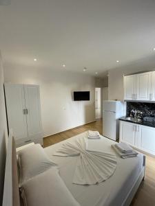 Hola Rooms