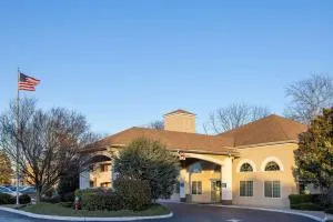 Days Inn & Suites by Wyndham Cherry Hill - Philadelphia - Maple Shade