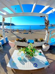 Beach Studio - Sleeps 2 & Private Ocean Terrace