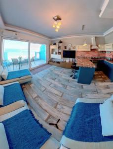 Deluxe Beach Apartment- Sleeps 2 & Private Terrace
