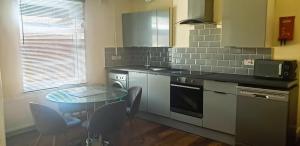 Evo C - 2 Bed Apartment 2 Min Walk to Station - longer stays available