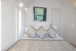 Pearl Suite room in Above Blue Suites