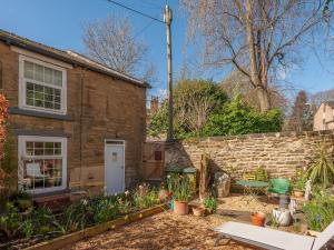 Wonky Cottage with amazing garden - Pass the Keys