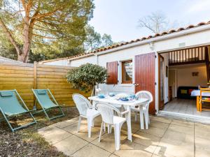 Maisons de vacances Holiday Home Hameau de Talaris-4 by Interhome : photos des chambres