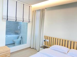 Gracious ~ Walking Distance to SEE, SHOP and EAT