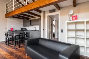 Wooden design Apartment by Wonderful Italy