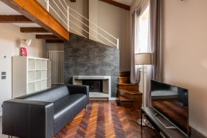 Wooden design Apartment by Wonderful Italy