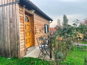 Holiday Home tiny lavender house by Interhome